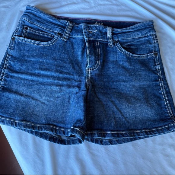 wrangler denim  Women's Shorts size 7/8
like new condition - Picture 1 of 5